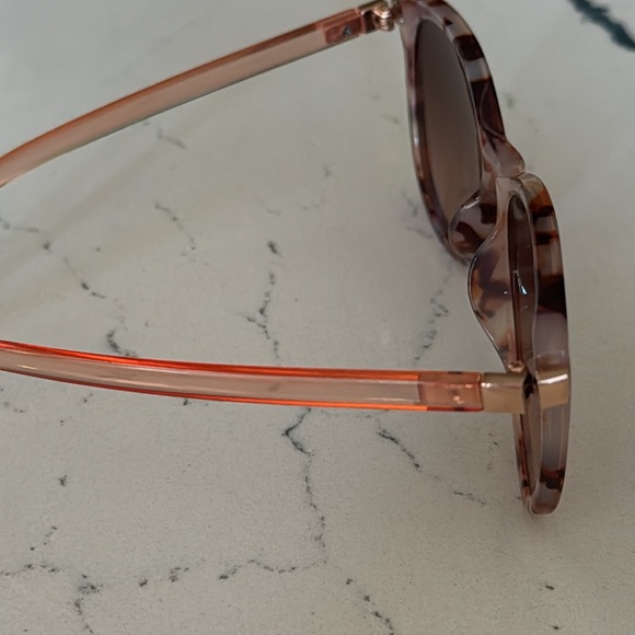 Chic Tortoiseshell Sunglasses - Picture 14 of 15